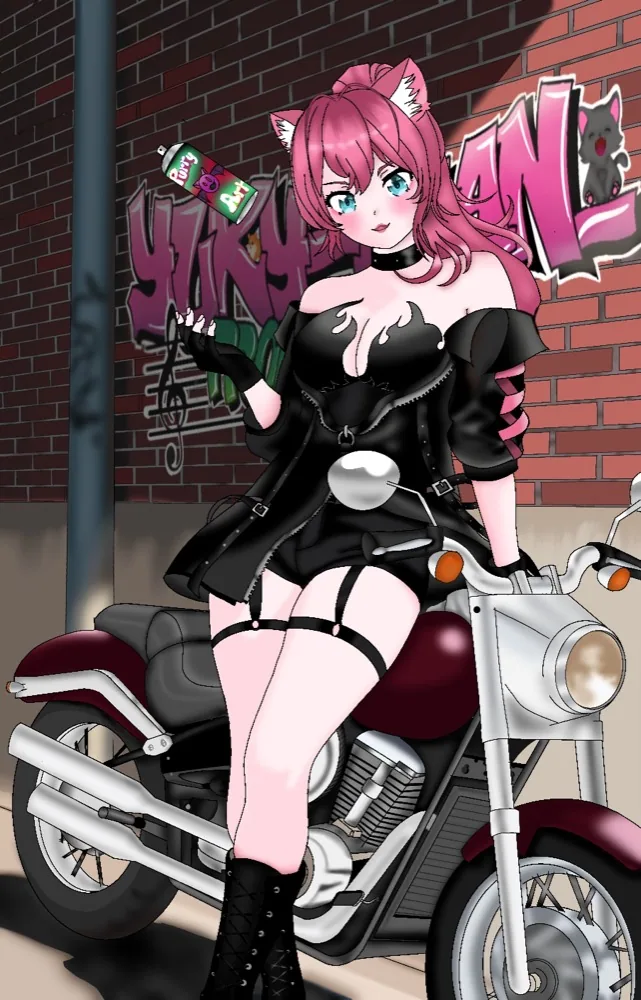 Yuky delante de una moto y una pared de graffiti